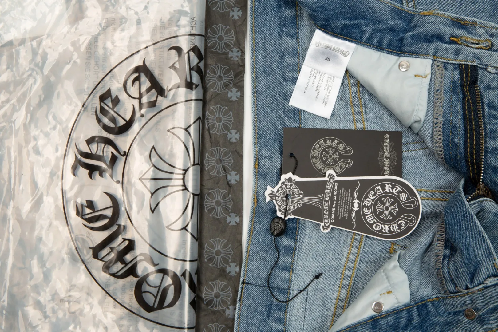 KE905#P230 The only correct leather label version on the market Chrome Hearts CH Cross embroidery distressed jeans Top ceiling quality 100% correct version The correct version is here!  Believe me this must be the best quality you will ever come across! ! Excellent value for money! !  Styles with different washes and textures are very friendly to people with thin legs and thick legs. The straight version is very flattering to the shape of the legs. The moderate length is timeless and easy to match. It is the basis of various styles and a must-have in the wardrobe! ! Add a little stacking to easily control the clean fit trend that has exploded this year. The fabric is stiff but also makes the upper body soft without losing texture. The sides and cuffs of some styles have a bone-wash effect. The vintage flavor pops up all at once. It’s really hard not to love it! ✅Correctly customize the Croxin metal leather label on the back panel. It is not sold directly with the cross on the finished jeans. 1:1 copying strives for excellence and the details are perfectly grasped. ✅The cross leather label is clear and smooth. Exquisite turning top craftsmanship. ✅Buttons, zippers and hardware are all customized versions of the Croxin LOGO. ✅High-cost washing process. Size: 28 30 32 34 36 (5 sizes)